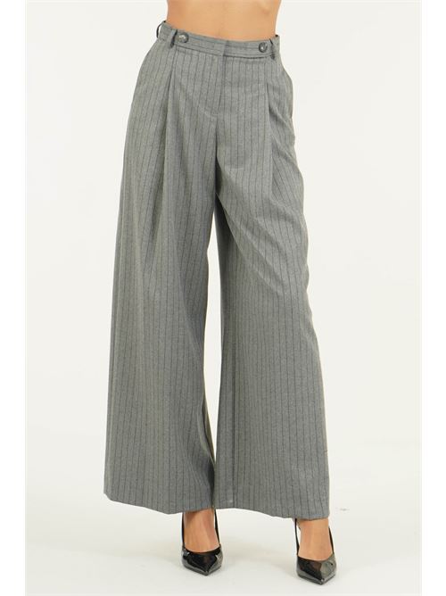 Pantalone gessato a palazzo